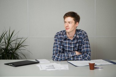 İnsanlar ofiste iş