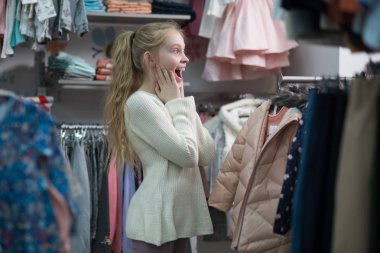 Kızlar alışverişe gitmek, Satın almak ve şeyler ölçmek