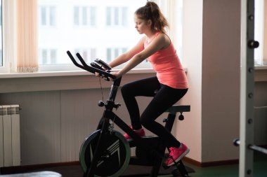 spor salonunda yapıyor kızlar