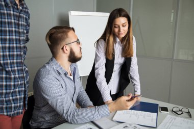 İnsanlar ofiste iş