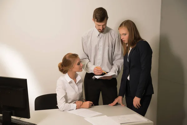 3 personas trabajan en la oficina — Foto de Stock