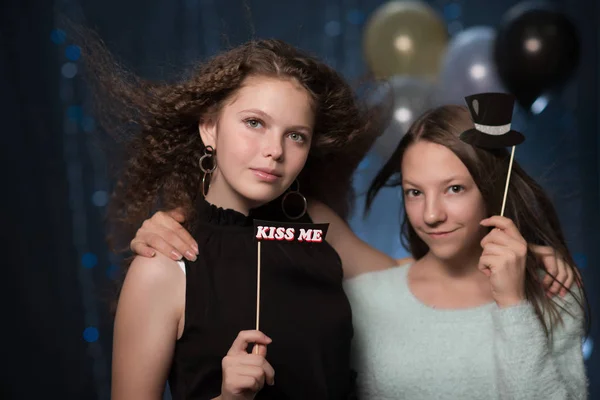 Девушки на вечеринке с гирляндами, шариками, чтобы повеселиться — стоковое фото