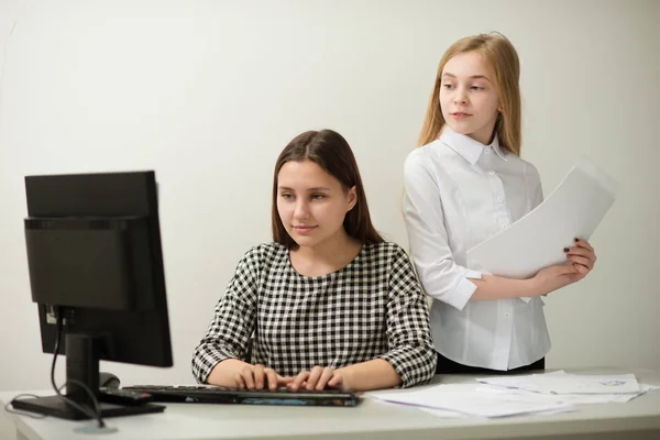 La gente trabaja en la oficina — Foto de Stock