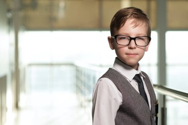 çocuk gözlük, office belgeleri ile ayakta giymiş bir işletmede