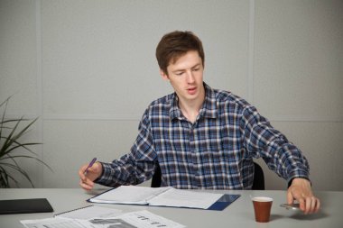 İnsanlar ofiste iş