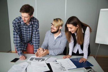 İnsanlar ofiste iş