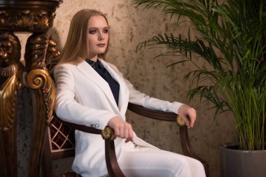 oturma odasında beyaz elbiseli kız