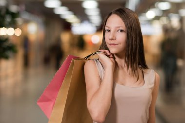 Genç kız giyim alışveriş, alışveriş şeyler satın almak ve ölçü birimi