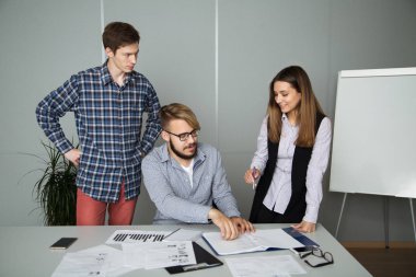 İnsanlar ofiste iş