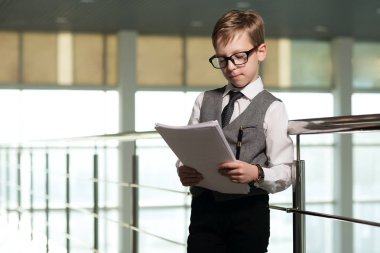 çocuk gözlük, office belgeleri ile ayakta giymiş bir işletmede