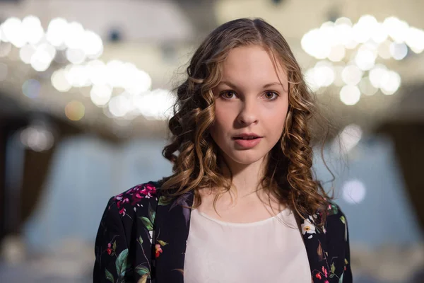 Girl stands in the hall — Stock Photo, Image