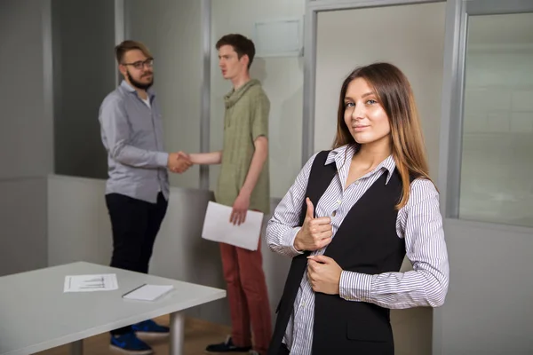 La gente trabaja en la oficina — Foto de Stock