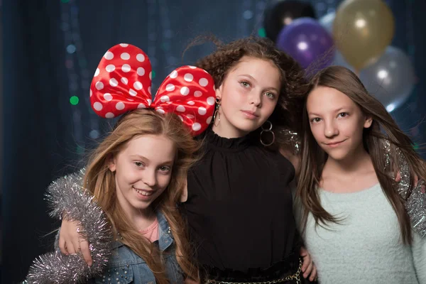 Meninas em uma festa com guirlandas, bolas para se divertir — Fotografia de Stock