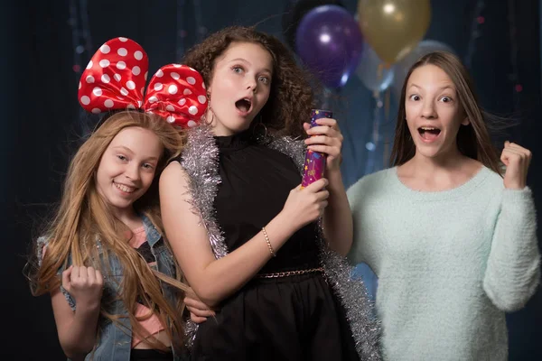 Mädchen auf einer Party mit Girlanden, Bällen zum Spaß — Stockfoto