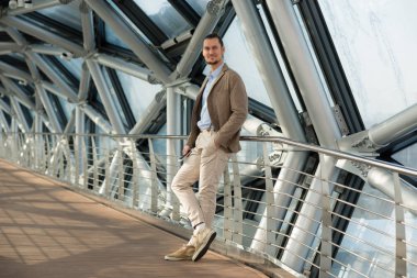 Adam sahanın içinde parlak bir koridor 