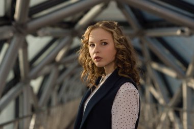 Kız koridorda duran 