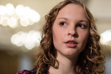 Kız koridorda duran