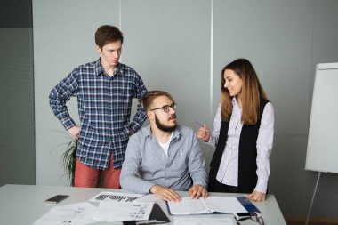 İnsanlar ofiste iş