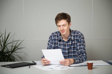 İnsanlar ofiste iş