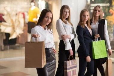 Kızlar alışverişe gitmek, Satın almak ve şeyler ölçmek