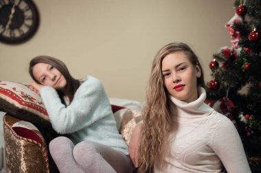 Beyaz şömine, sonraki 2 kız oyuncaklar ile Noel ağacı süslemeleri