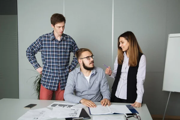 İnsanlar ofiste iş