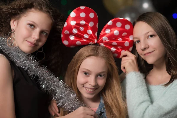 Meninas em uma festa com guirlandas, bolas para se divertir — Fotografia de Stock