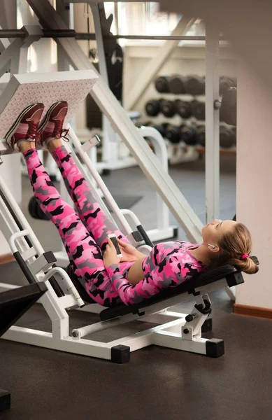Flickor gör sport i gymmet — Stockfoto