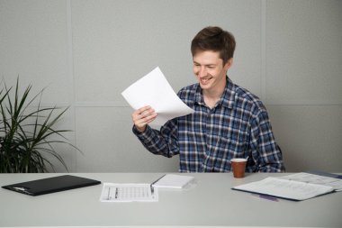 İnsanlar ofiste iş