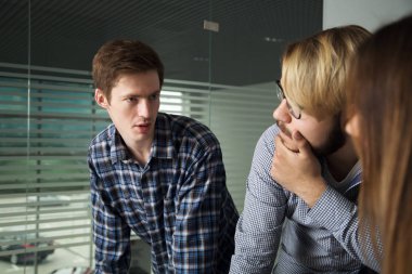 İnsanlar ofiste iş