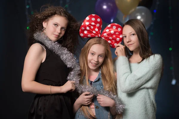 Meninas em uma festa com guirlandas, bolas para se divertir — Fotografia de Stock