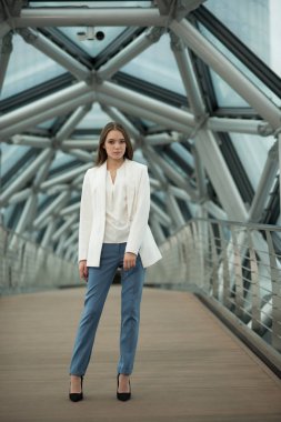 koridorda duran genç bir esmer kız 