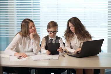 İnsanlar ofiste iş