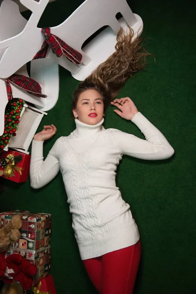 Girls lie next to the Christmas tree with gifts — Stock Photo, Image