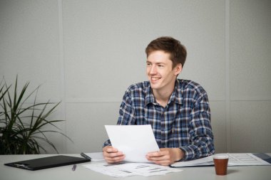 İnsanlar ofiste iş