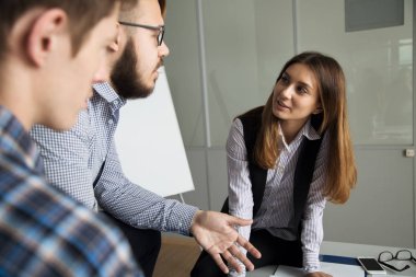 İnsanlar ofiste iş