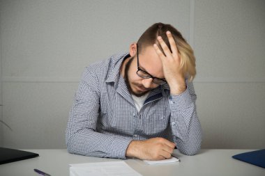 İnsanlar ofiste iş