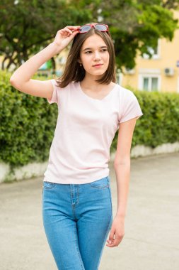 Beyaz t-shirt ve jeans gözlüklü genç esmer kız 