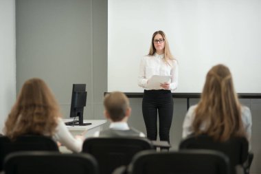 İnsanlar ofiste iş