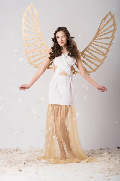 Μελαχρινή κοπέλα σε λευκό με άγγελο φτερά περίπτερα — Φωτογραφία Αρχείου