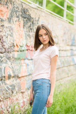 Beyaz t-shirt ve jeans kulaklık ile müzik dinlemek içinde genç esmer kız