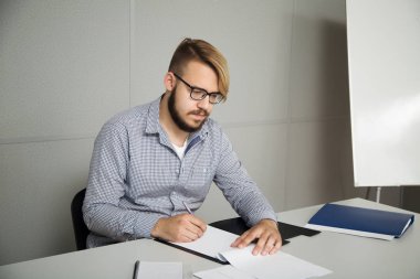 İnsanlar ofiste iş