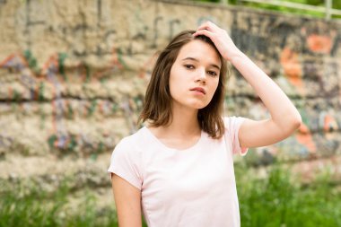 Beyaz t-shirt genç esmer kız 