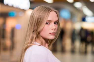 iki güzel kız odaya stand ve konuşmak 