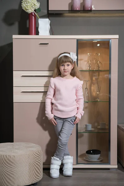 Parlak, küçük bir kız elbise standları — Stok fotoğraf