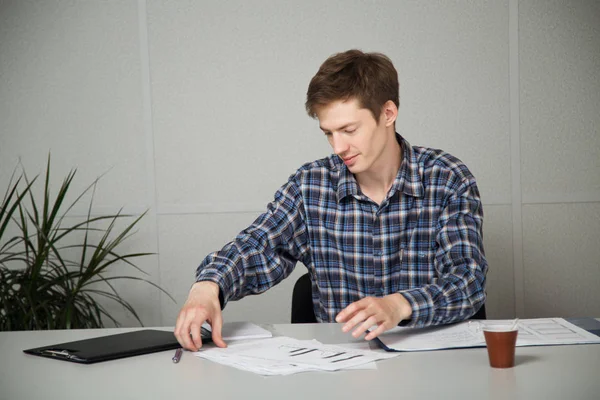 Les gens travaillent dans le bureau Photo De Stock