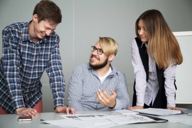 İnsanlar ofiste iş