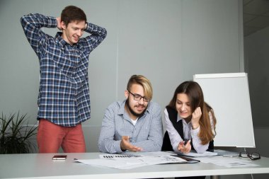 İnsanlar ofiste iş