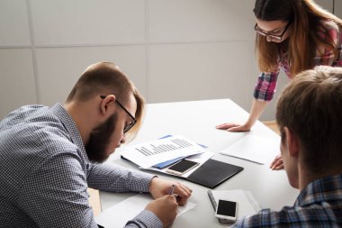 İnsanlar ofiste iş