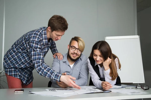 Les gens travaillent dans le bureau Photos De Stock Libres De Droits